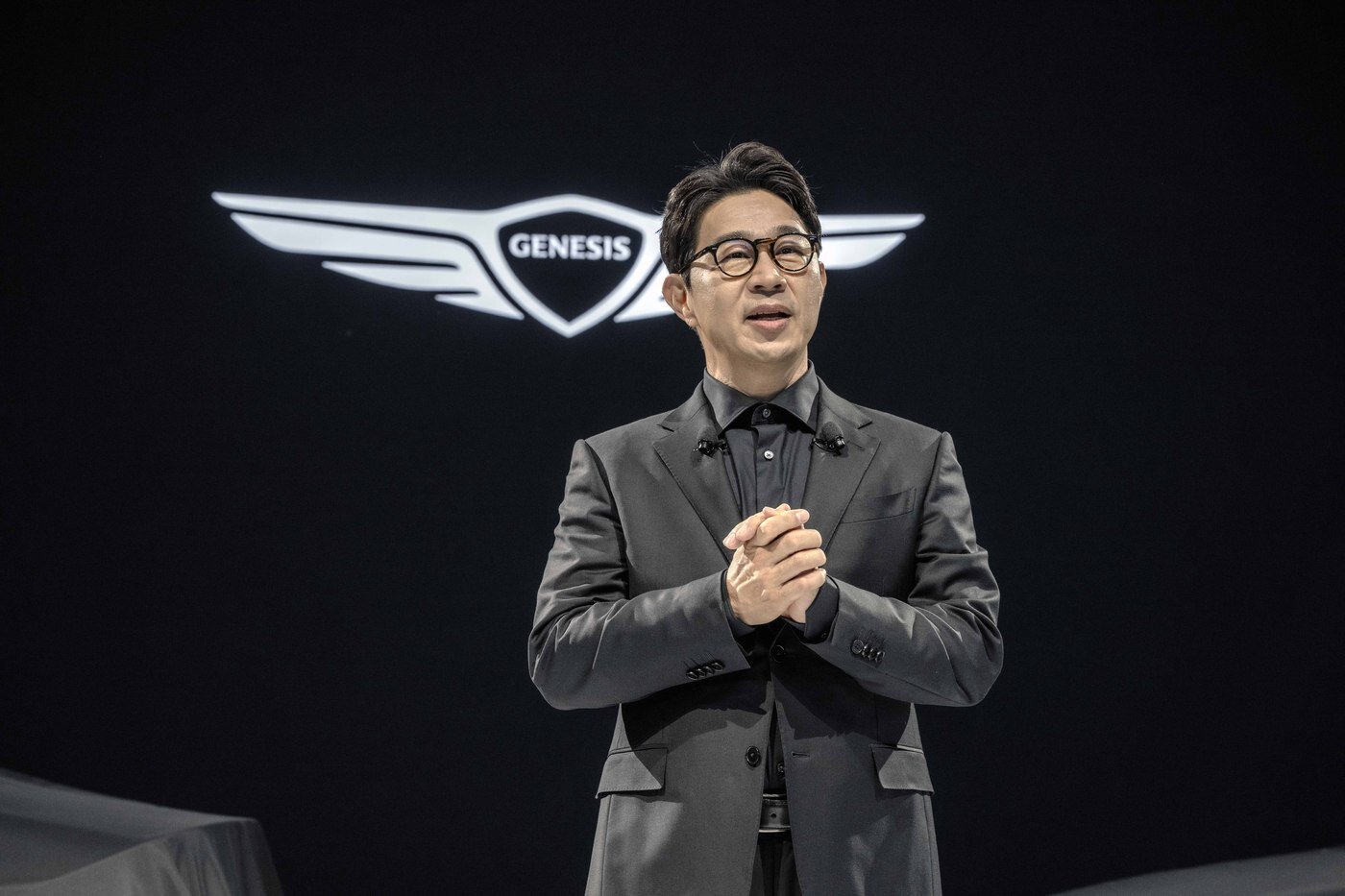 본문 이미지 - 송민규 제네시스사업본부장 부사장이 3일 경기 고양 킨텍스에서 열린 &#39;2025 서울모빌리티쇼&#39; 언론 공개 행사에서 발표하고 있다&#40;제네시스 제공&#41;. 2025.04.03.