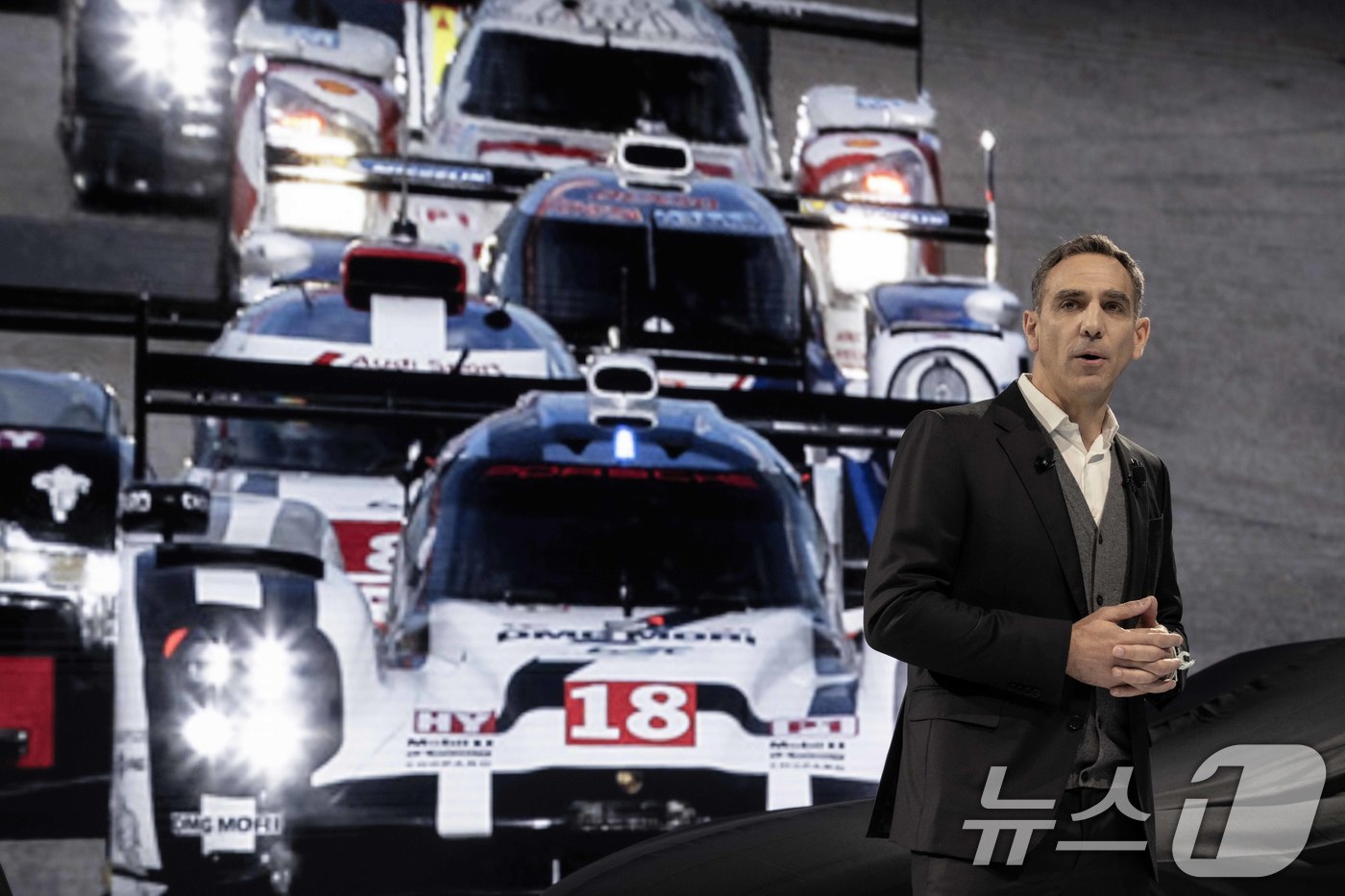 (서울=뉴스1) = 제네시스는 3일 경기도 고양시 킨텍스에서 열린 '2025 서울모빌리티쇼'에서 프레스 컨퍼런스를 통해 '엑스 그란 쿠페 콘셉트'와 '엑스 그란 컨버터블 콘셉트'를 …