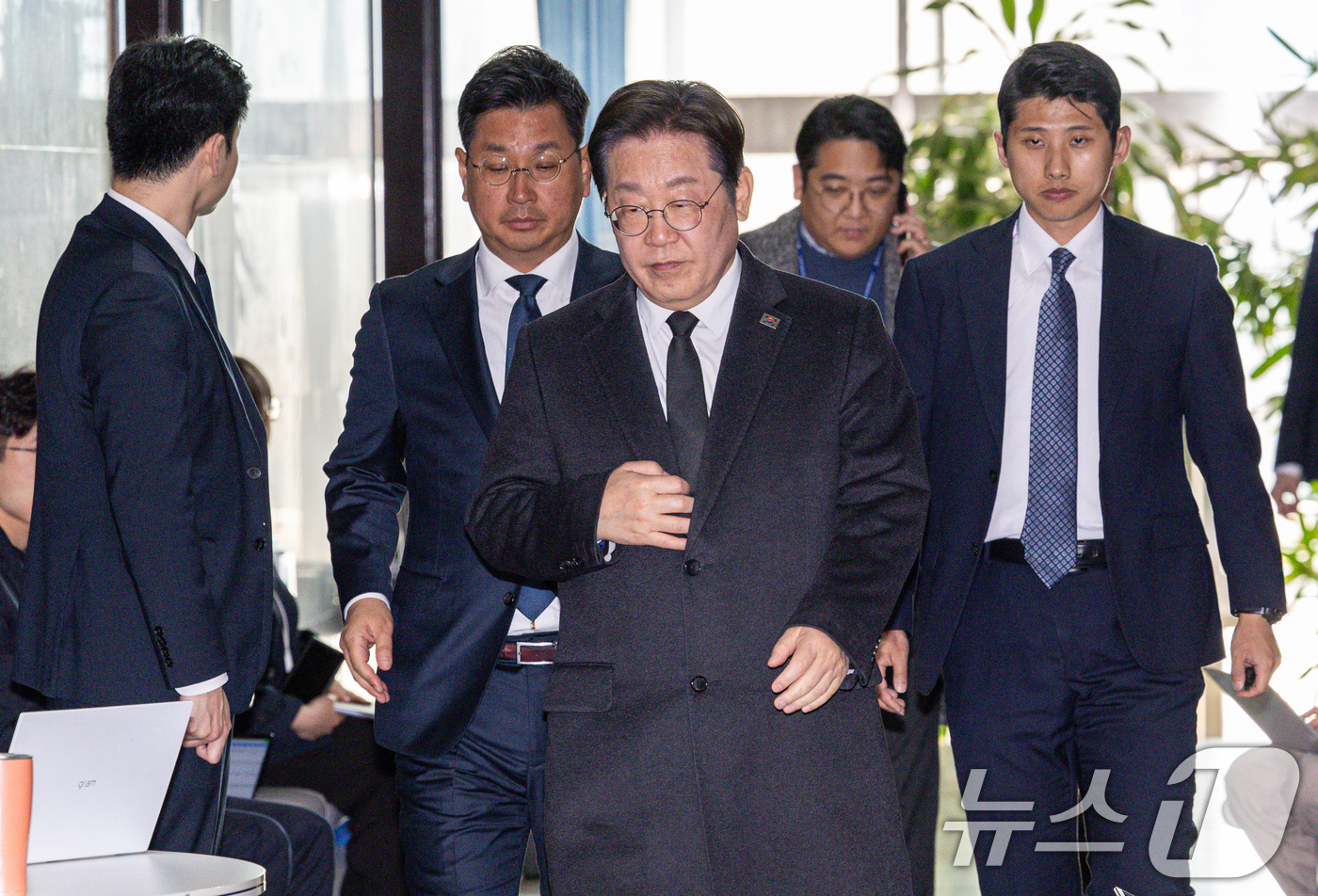 (서울=뉴스1) 이재명 기자 = 이재명 더불어민주당 대표가 3일 오후 서울 여의도 국회 당대표실에서 나와 차량으로 향하고 있다. 2025.4.3/뉴스1