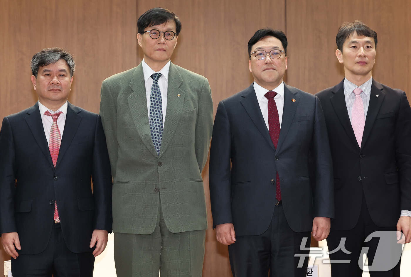 (서울=뉴스1) 장수영 기자 = 3일 오후 서울 은행회관에서 열린 '한국은행-한국금융연구원 공동 정책 컨퍼런스' 특별 대담에 앞서 이항용 한국금융연구원 원장(왼쪽부터), 이창용 한 …