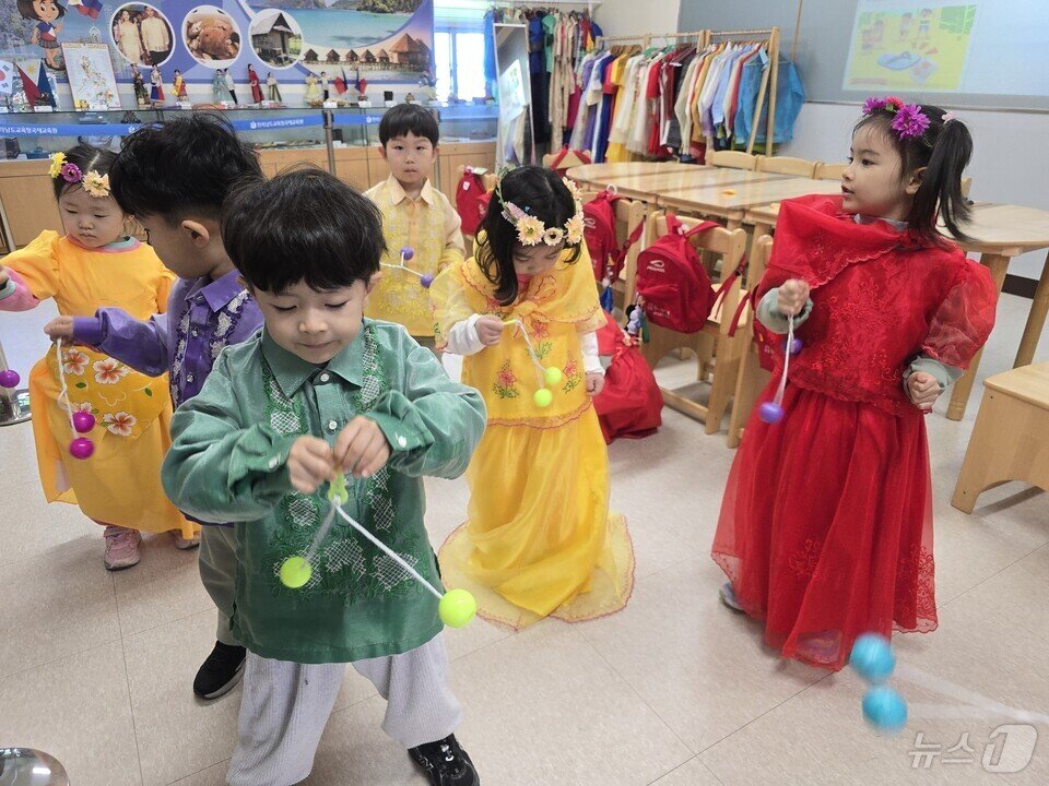 본문 이미지 - 송현유치원 원아들이 중국과 베트남의 전통놀이를 체험하고, 몽골 전통의상을 입어보며 다양한 문화체험 활동을 하고 있다.(전남도교육청 제공, 재판매 및 DB 금지) 