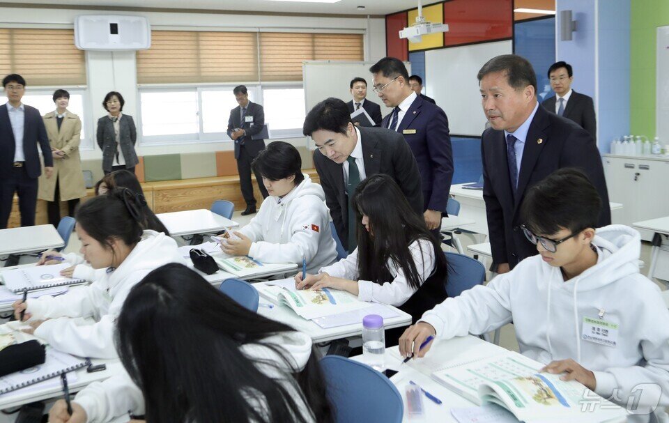 본문 이미지 - 김대중 전남교육감이 전남생명과학고 외국인 유학생 수업을 참관하고 있다.(전남도교육청 제공, 재판매 및 DB 금지) 