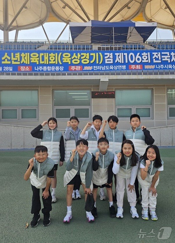 본문 이미지 - 보성초 육상부 학생들이 전남도대표 선발전에서 우승한 뒤 기념사진을 찍고 있다. (전남도교육청 제공, 재판매 및 DB 금지)