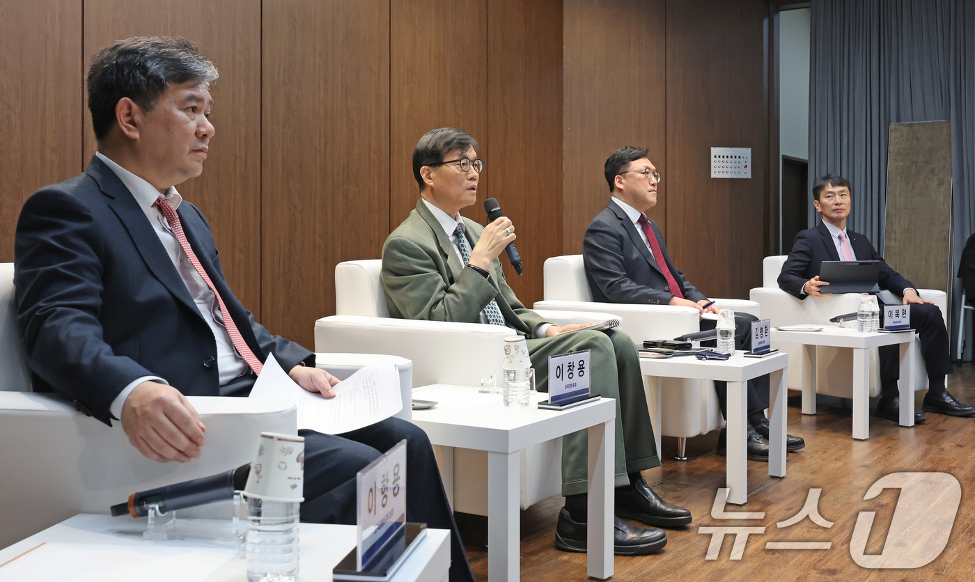 (서울=뉴스1) 장수영 기자 = 이창용 한국은행 총재가 3일 오후 서울 은행회관에서 열린 '한국은행-한국금융연구원 공동 정책 컨퍼런스' 특별 대담에서 발언하고 있다.이번 컨퍼런스는 …