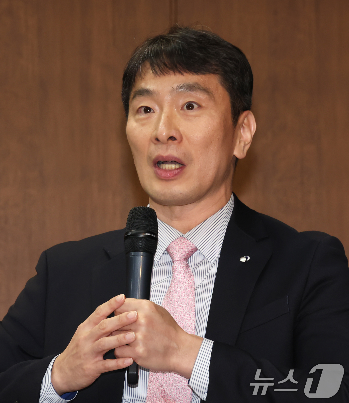 (서울=뉴스1) 장수영 기자 = 이복현 금융감독원장이 3일 오후 서울 은행회관에서 열린 '한국은행-한국금융연구원 공동 정책 컨퍼런스' 특별 대담에서 발언하고 있다.이번 컨퍼런스는 …