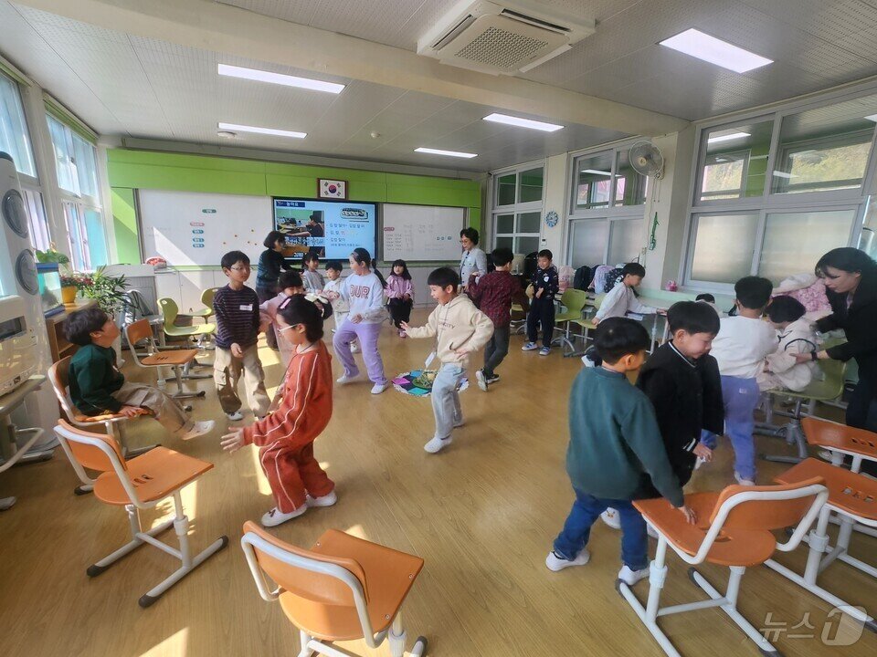 본문 이미지 - 미암, 학산, 구림초등학교 학생들이 함께 모여 놀이하고 있다.(전남도교육청 제공, 재판매 및 DB 금지)