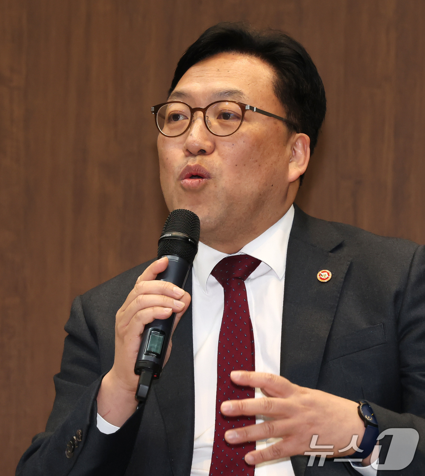 (서울=뉴스1) 장수영 기자 = 김병환 금융위원장이 3일 오후 서울 은행회관에서 열린 '한국은행-한국금융연구원 공동 정책 컨퍼런스' 특별 대담에서 발언하고 있다.이번 컨퍼런스는 ' …
