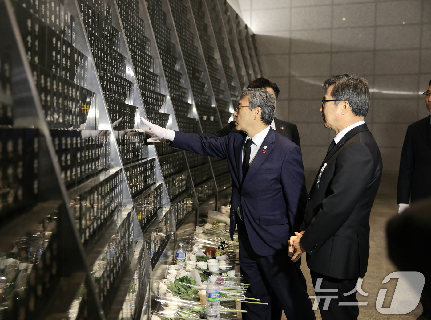 (서울=뉴스1) = 정근식 서울시교육감이 3일 제주특별자치도 4·3평화공원을 방문해 위령제단에 참배 후 위패봉안실을 둘러보고 있다. (서울시교육청 제공. 재판매 및 DB 금지) 2 …