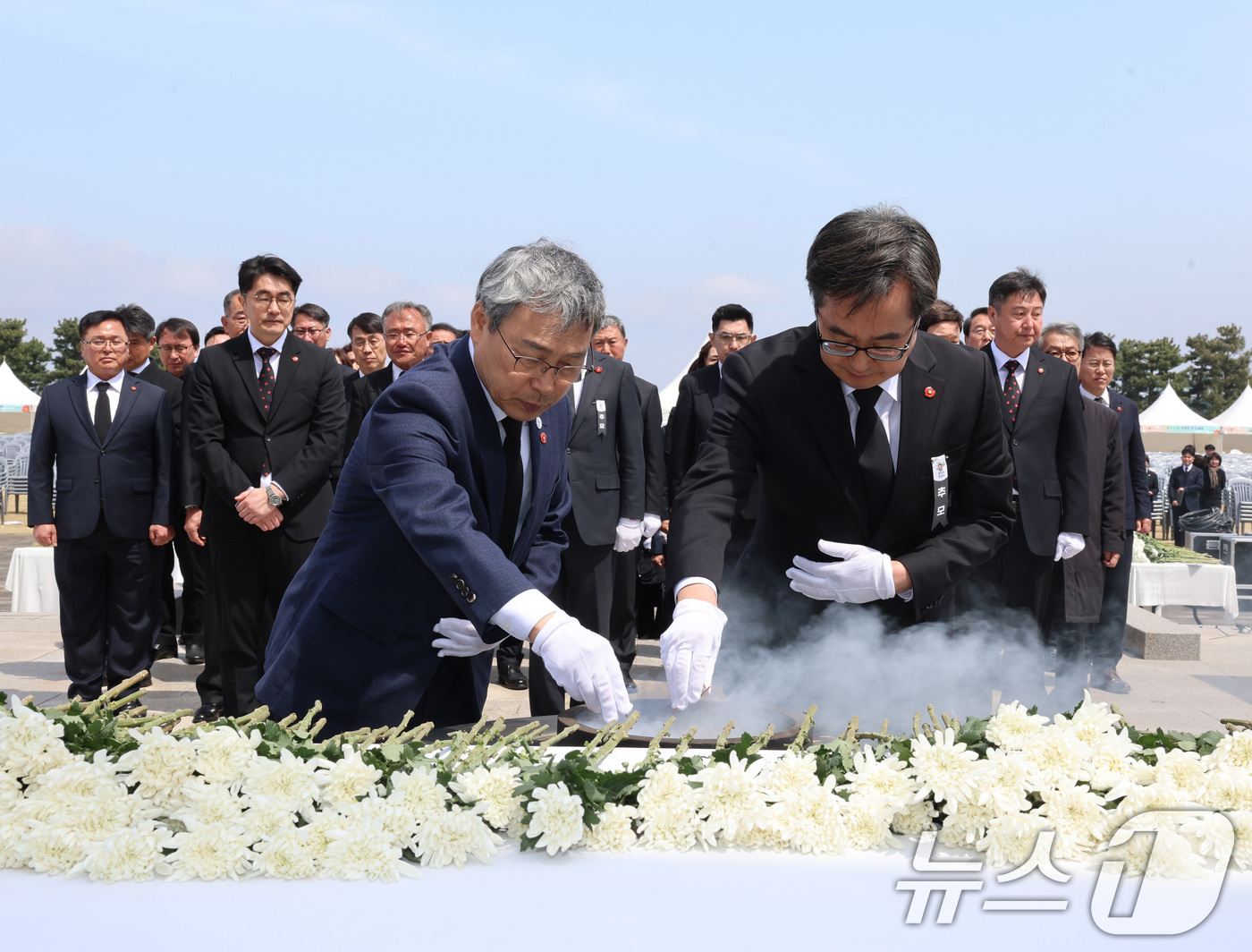 (서울=뉴스1) = 정근식 서울시교육감이 3일 제주특별자치도 4·3평화공원을 찾아 4·3 희생자들을 추모하며 헌화 분향하고 있다. (서울시교육청 제공. 재판매 및 DB 금지) 20 …