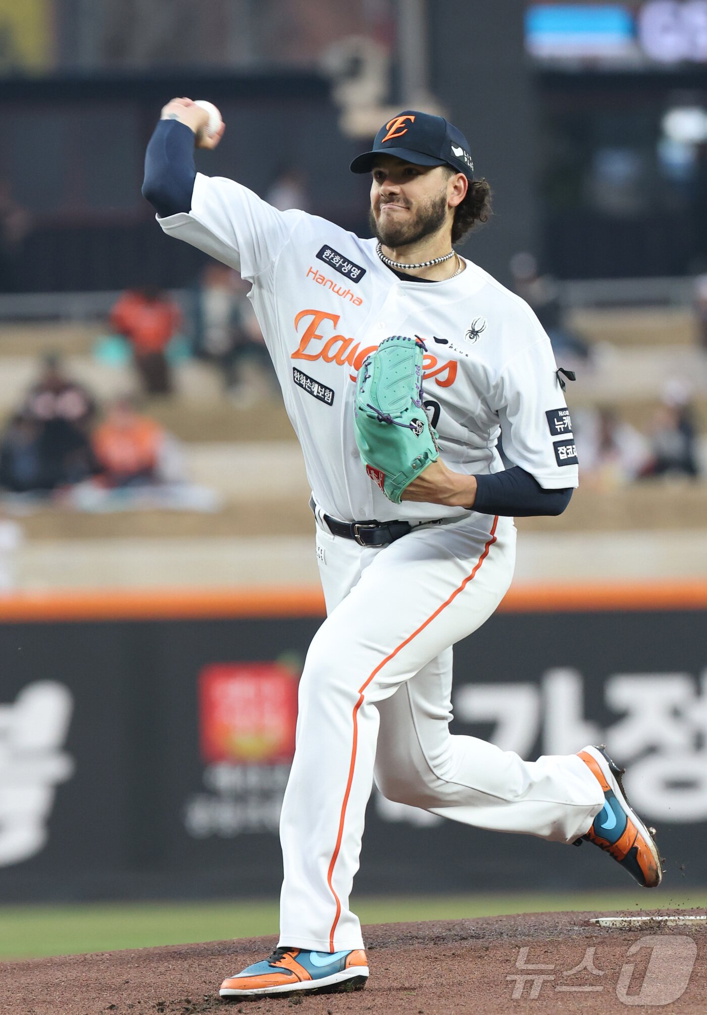 본문 이미지 - 3일 대전 한화생명볼파크에서 열린 '2025 신한 SOL 뱅크 KBO리그' 한화 이글스와 롯데자이언츠 경기에서 한화 선발 폰세가 투구하고 있다. 2025.4.3/뉴스1 ⓒ News1 김기남 기자
