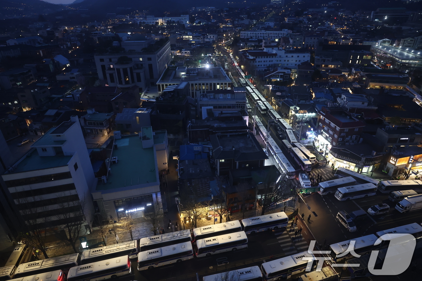 (서울=뉴스1) 김도우 기자 = 윤석열 대통령 탄핵 심판 선고를 하루 앞둔 3일 서울 종로구 헌법재판소 인근이 경찰 차벽으로 둘러져 있다. 2025.4.3/뉴스1