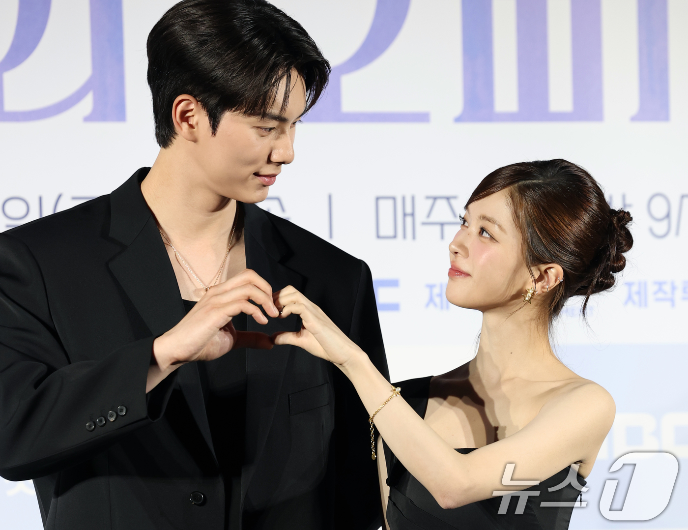 (서울=뉴스1) 권현진 기자 = 배우 이채민과 노정의(오른쪽)가 3일 오후 서울 용산구 CGV 용산점에서 열린 MBC 새 금토드라마 '바니와 오빠들' 제작발표회에 참석해 포즈를 취 …