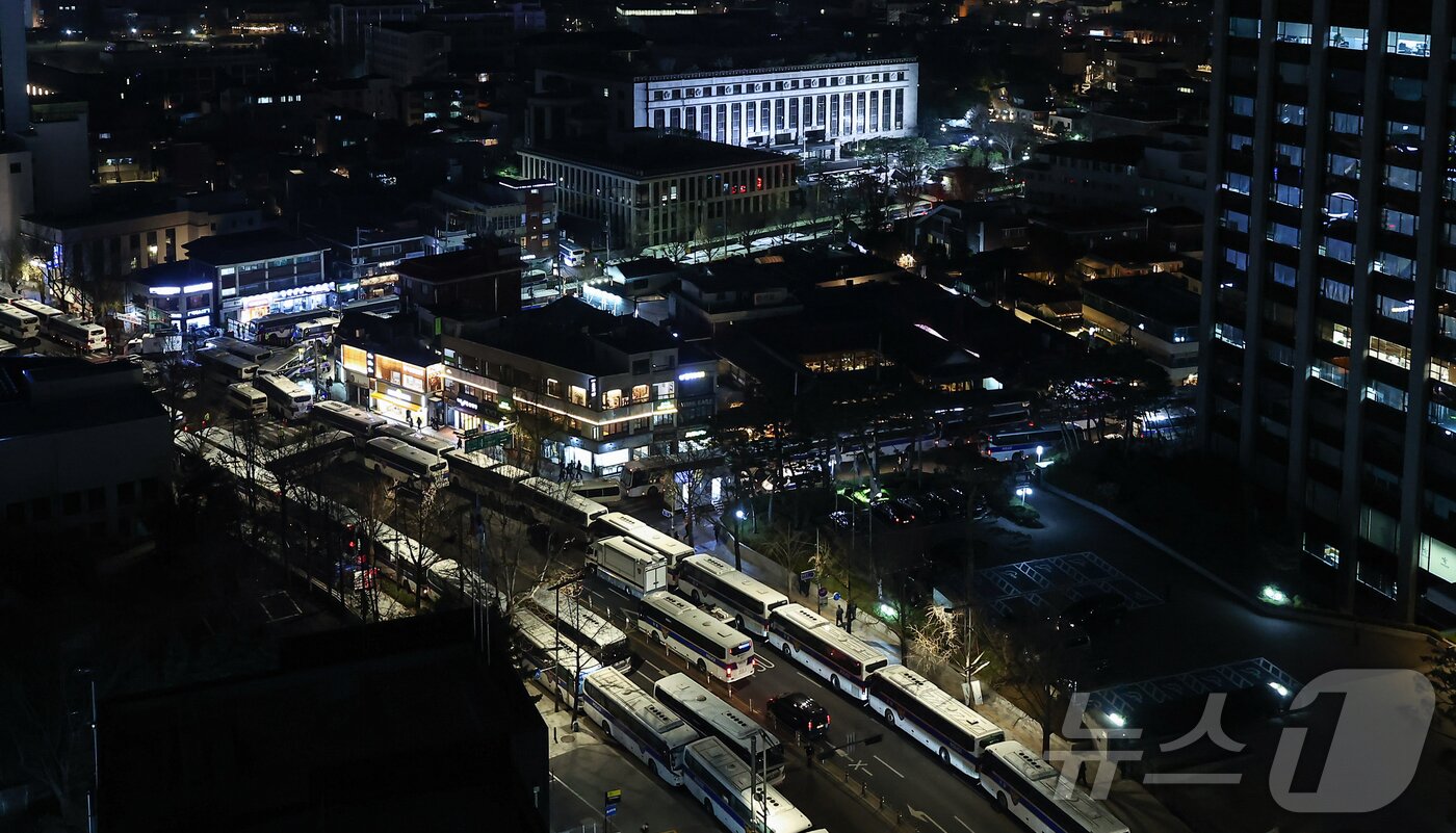 본문 이미지 - 윤석열 대통령 탄핵 심판 선고를 하루 앞둔 3일 서울 종로구 헌법재판소 인근이 경찰 차벽으로 둘러져 있다. 2025.4.3/뉴스1 ⓒ News1 김도우 기자