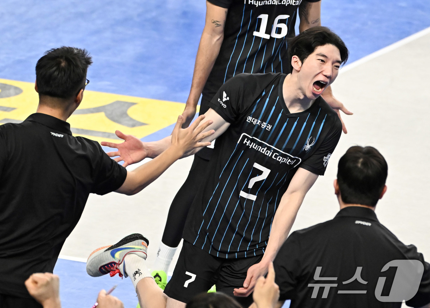 (서울=뉴스1) = 3일 천안 유관순체육관에서 진행된 프로배구 24-25시즌 도드람 v-리그 챔피언결정전 2차전 현대캐피탈과 대한항공의 경기에서 현대캐피탈 허수봉이 승리 후 환호하 …