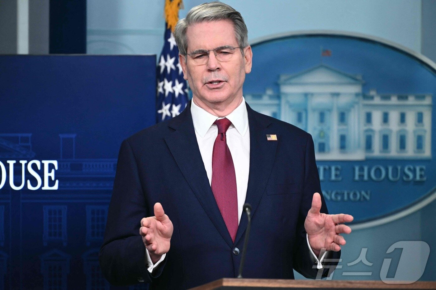 본문 이미지 - 스콧 베선트 미국 재무부 장관이 29일(현지시간) 워싱턴DC 백악관에서 열린 도널드 트럼프 대통령 취임 100일간 경제 분야 성과 브리핑에서 관련 질문에 답하고 있다. ⓒ AFP=뉴스1 ⓒ News1 류정민 특파원