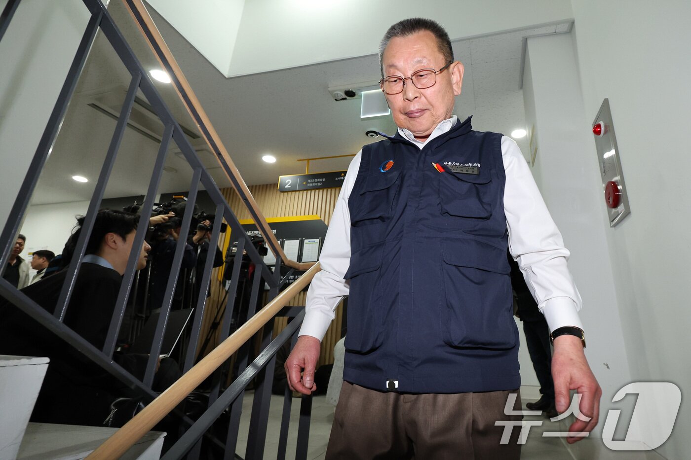 본문 이미지 - 박점곤 서울시버스노동조합 위원장이 30일 새벽 서울 영등포구 서울지방노동위원회에서 열린 서울 시내버스 노사 조정 회의에서 막판 조정회의까지 이어지는 진통끝에 합의점을 찾지 못하고 협상 결렬을 맞이한 뒤 교섭장을 나서고 있다. 2025.4.30/뉴스1 ⓒ News1 이동해 기자