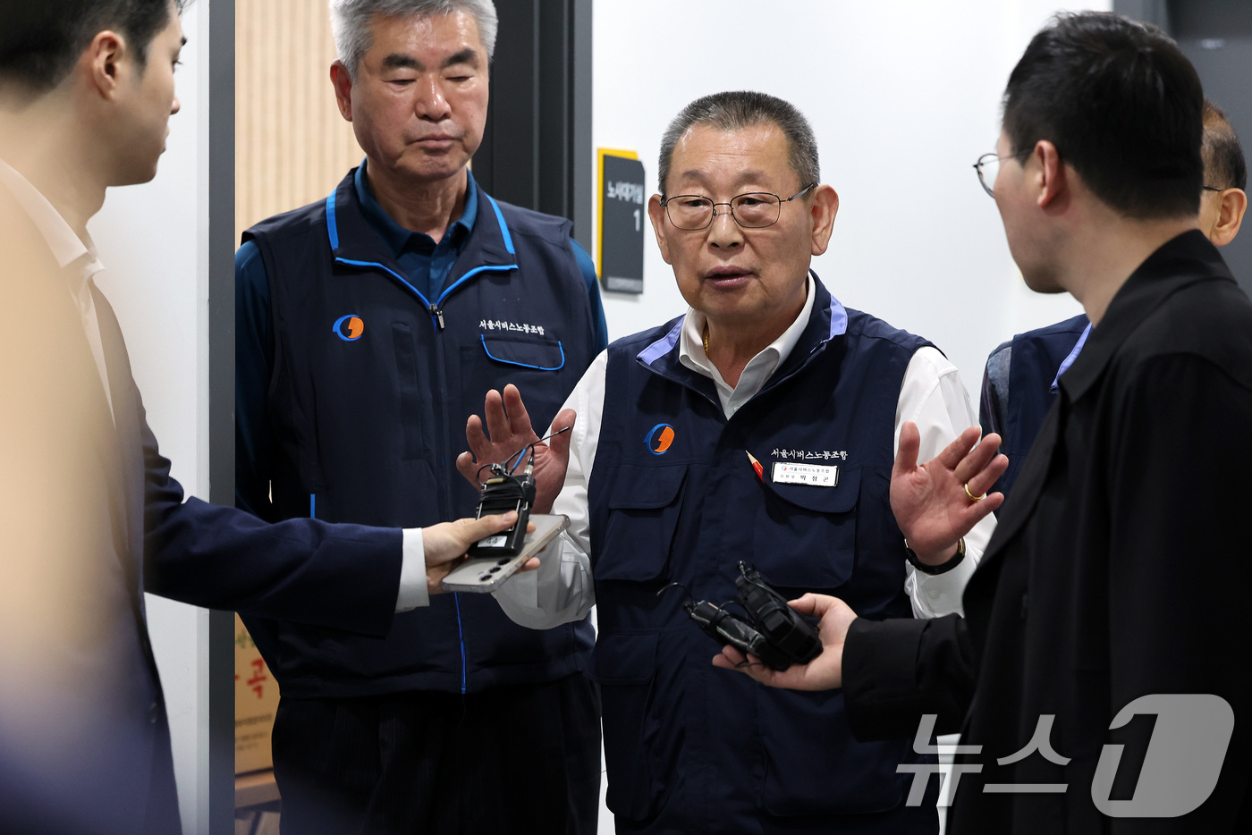 (서울=뉴스1) 이동해 기자 = 박점곤 서울시버스노동조합 위원장이 30일 새벽 서울 영등포구 서울지방노동위원회에서 열린 서울 시내버스 노사 조정 회의에서 막판 조정회의까지 이어지는 …