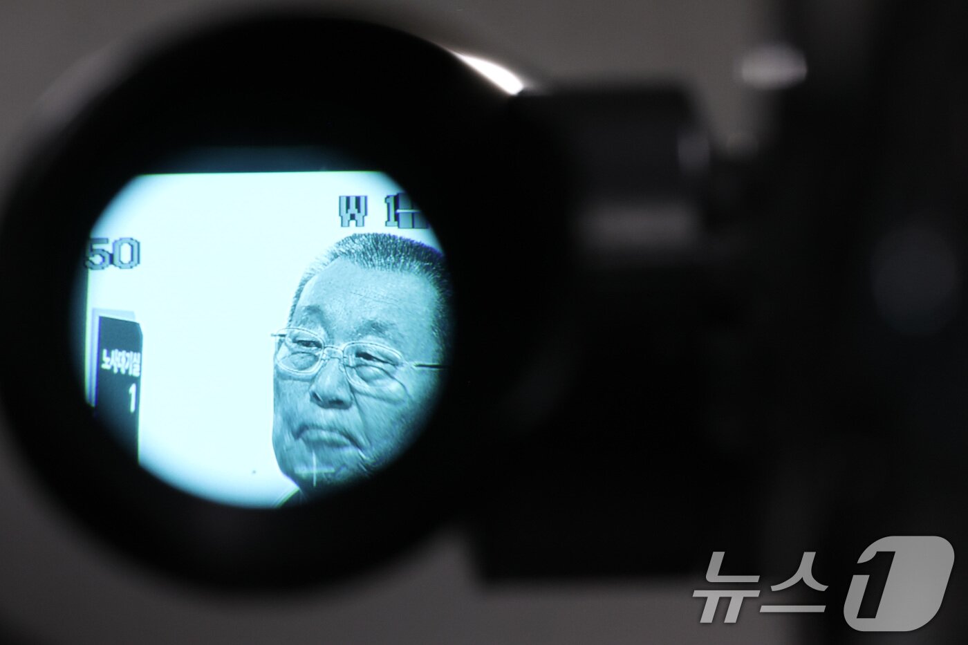 본문 이미지 - 박점곤 서울시버스노동조합 위원장이 30일 새벽 서울 영등포구 서울지방노동위원회에서 열린 서울 시내버스 노사 조정 회의에서 막판 조정회의까지 이어지는 진통끝에 합의점을 찾지 못하고 협상 결렬을 맞이한 뒤 착잡한 표정을 지으며 교섭장을 나서고 있다. 2025.4.30/뉴스1 ⓒ News1 이동해 기자