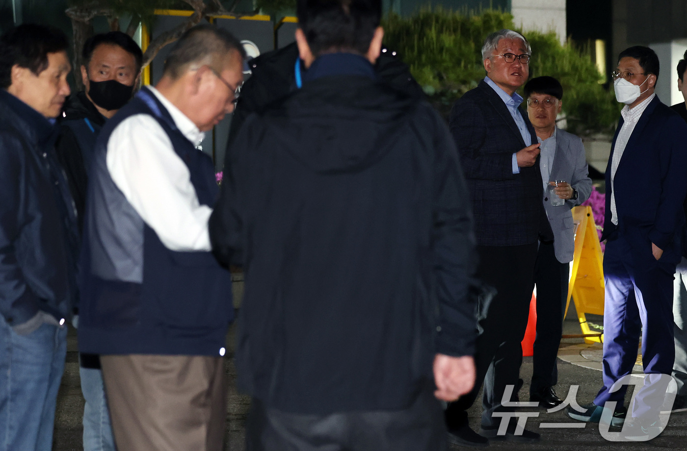 (서울=뉴스1) 이동해 기자 = 김정환 서울시버스운송사업조합 이사장(오른쪽)과 박점곤 서울시버스노동조합 위원장이 30일 새벽 서울 영등포구 서울지방노동위원회에서 열린 서울 시내버스 …