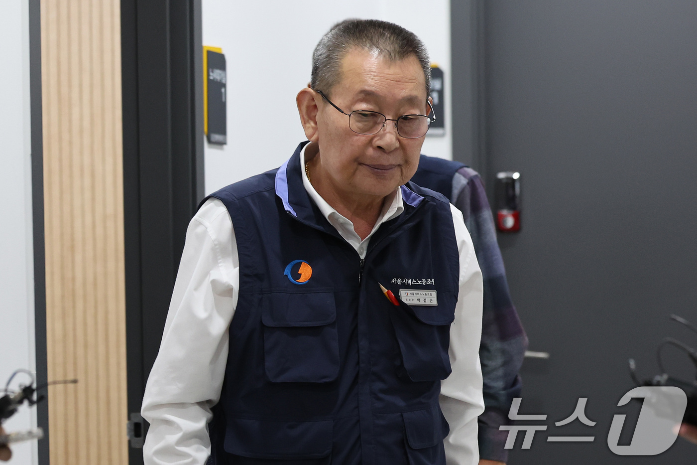 (서울=뉴스1) 이동해 기자 = 박점곤 서울시버스노동조합 위원장이 30일 새벽 서울 영등포구 서울지방노동위원회에서 열린 서울 시내버스 노사 조정 회의에서 막판 조정회의까지 이어지는 …
