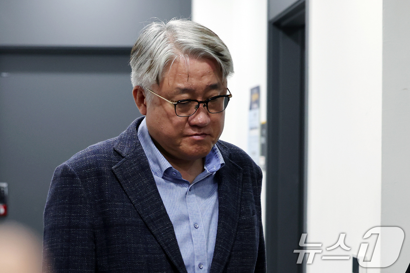 (서울=뉴스1) 이동해 기자 = 김정환 서울시버스운송사업조합 이사장이 30일 새벽 서울 영등포구 서울지방노동위원회에서 열린 서울 시내버스 노사 조정 회의에서 막판 조정회의까지 이어 …