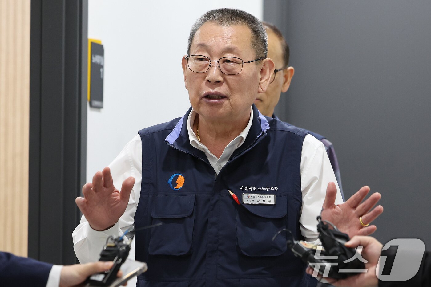 본문 이미지 - 박점곤 서울시버스노동조합 위원장이 30일 새벽 서울 영등포구 서울지방노동위원회에서 열린 서울 시내버스 노사 조정 회의에서 막판 조정회의까지 이어지는 진통끝에 합의점을 찾지 못하고 협상 결렬을 맞이한 뒤 교섭장을 나서며 입장을 밝히고 있다. 2025.4.30/뉴스1 ⓒ News1 이동해 기자