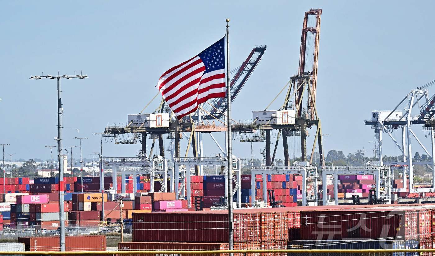 (워싱턴 AFP=뉴스1) 류정민 특파원 = 도널드 트럼프 미국 대통령이 멕시코, 캐나다에 대한 관세를 발효한다고 했던 지난 3월 4일(현지시간), 캘리포니아주 롱비치 항구에 컨테이 …