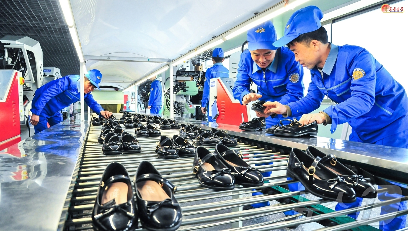 (평양 노동신문=뉴스1) = 북한 노동당 기관지 노동신문은 30일 사리원학생신발공장을 조명하며 제품의 질 제고를 독려했다. [국내에서만 사용가능. 재배포 금지. DB 금지. For …