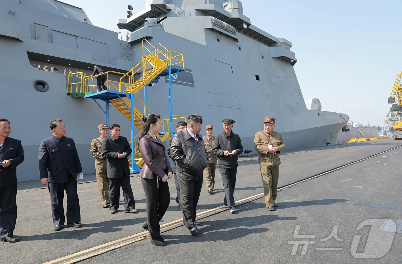 (평양 노동신문=뉴스1) = 북한 노동당 기관지 노동신문은 지난 28일과 29일 신형 구축함 '최현'호에 탑재된 무장체계들의 성능 및 전투적용성 시험이 진행됐다고 30일 보도했다. …
