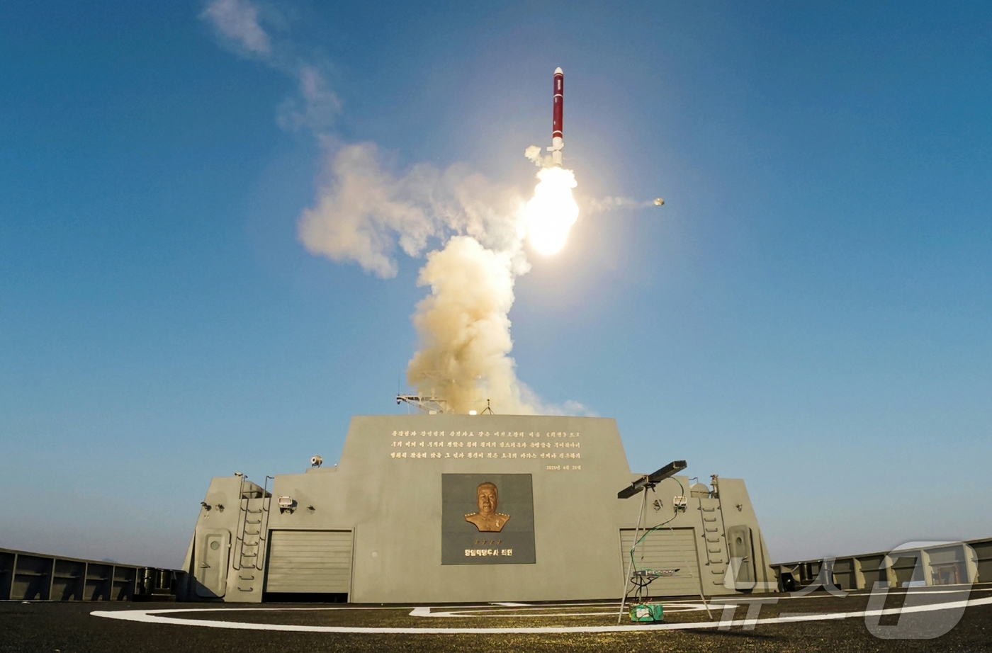 (평양 노동신문=뉴스1) = 북한 노동당 기관지 노동신문은 지난 28일과 29일 신형 구축함 '최현'호에 탑재된 무장체계들의 성능 및 전투적용성 시험이 진행됐다고 30일 보도했다. …