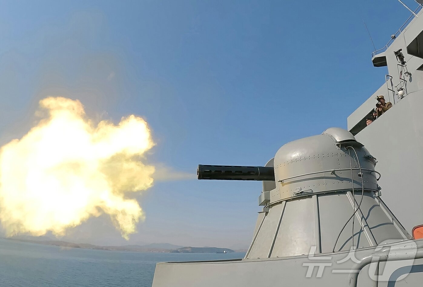 본문 이미지 - &#40;평양 노동신문=뉴스1&#41; = 북한 노동당 기관지 노동신문은 지난 28일과 29일 신형 구축함 &#39;최현&#39;호에 탑재된 무장 체계들의 성능 및 전투적용성 시험이 진행됐다고 30일 보도했다. 사진은 함상자동포의 발사 장면. [국내에서만 사용가능. 재배포 금지. DB 금지. For Use Only in the Republic of Korea. Redistribution Prohibited] rodongphoto@news1.kr