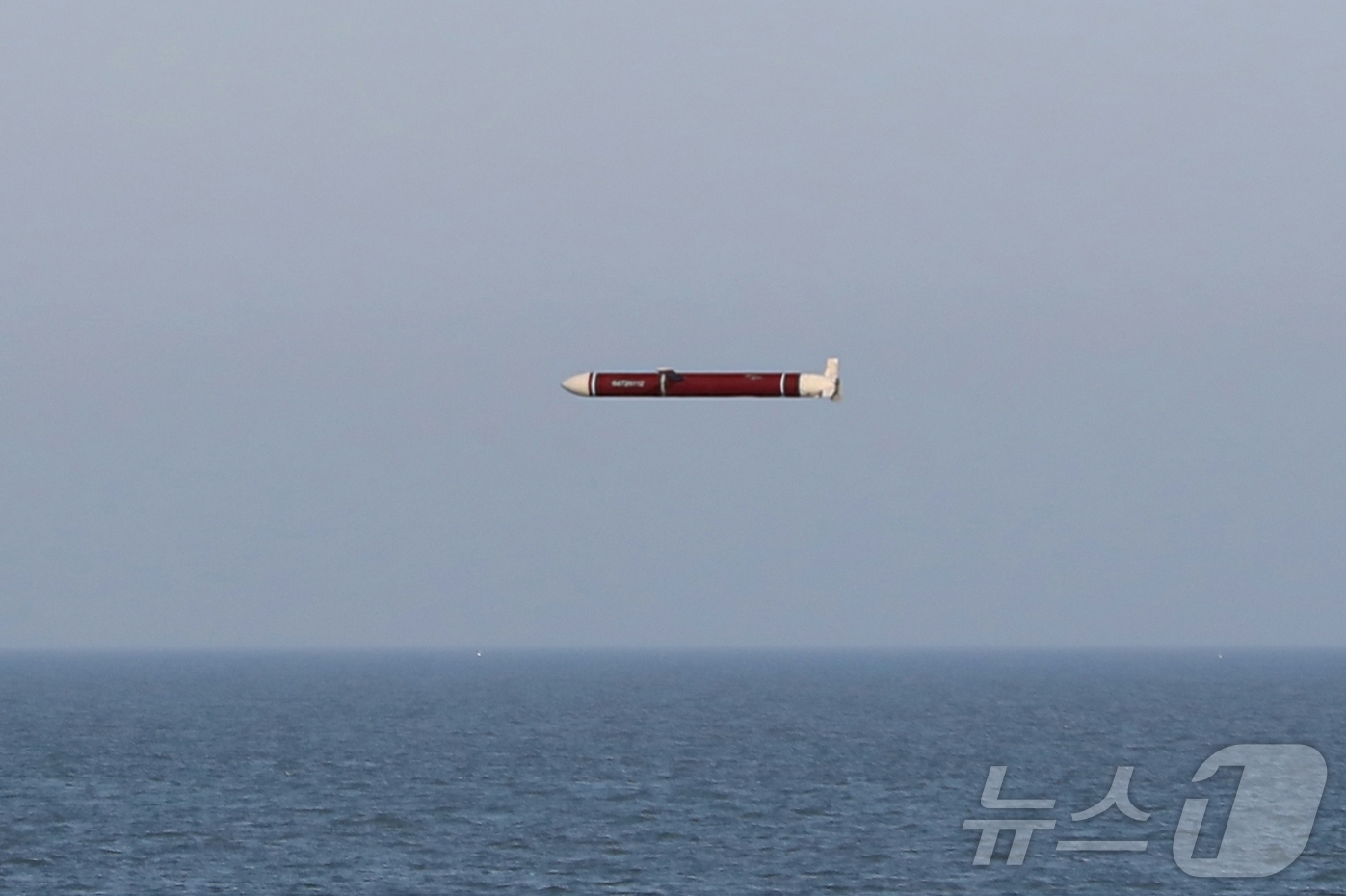 (평양 노동신문=뉴스1) = 북한 노동당 기관지 노동신문은 지난 28일과 29일 신형 구축함 '최현'호에 탑재된 무장체계들의 성능 및 전투적용성 시험이 진행됐다고 30일 보도했다. …