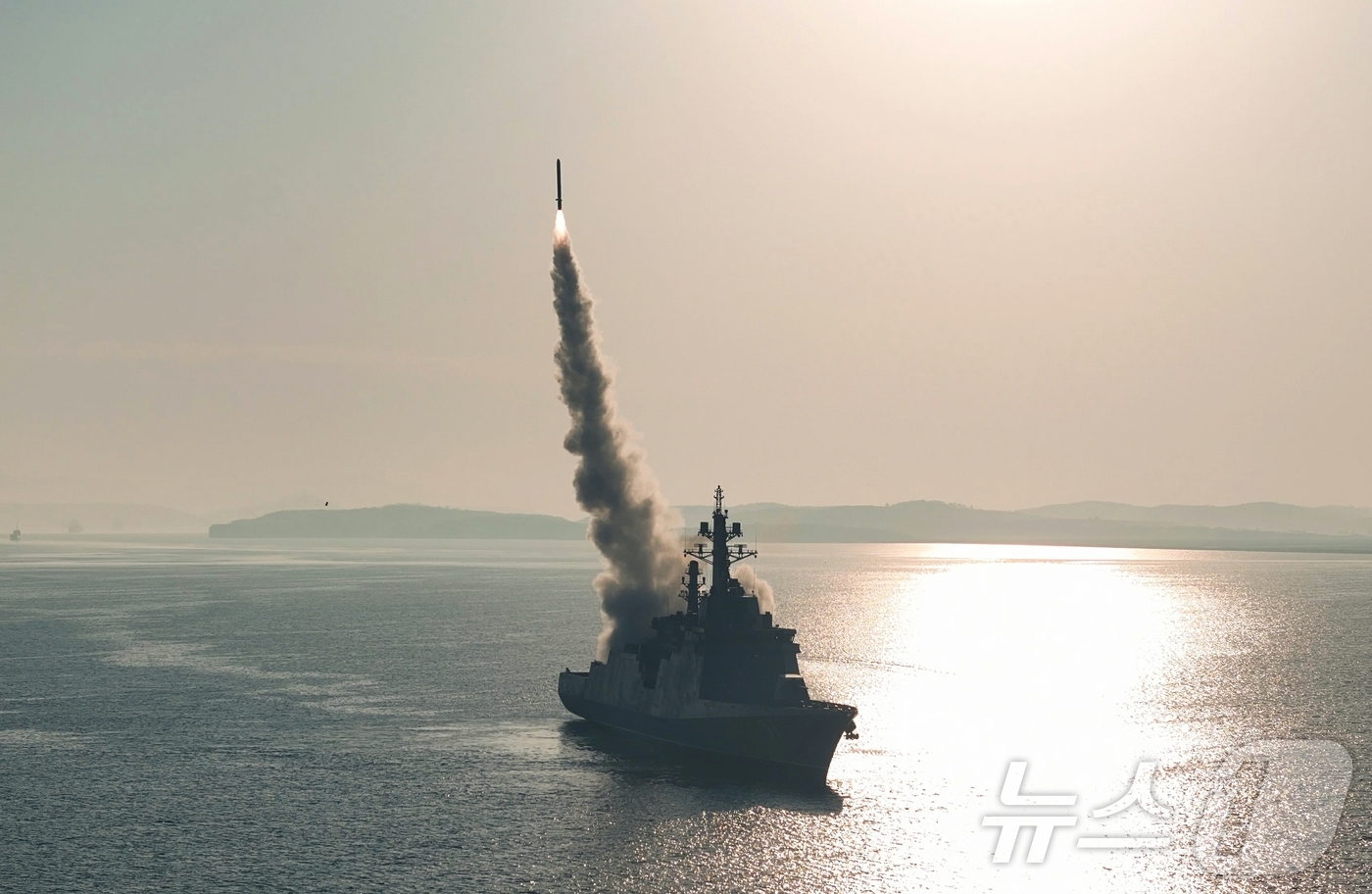 (평양 노동신문=뉴스1) = 북한 노동당 기관지 노동신문은 지난 28일과 29일 신형 구축함 '최현'호에 탑재된 무장체계들의 성능 및 전투적용성 시험이 진행됐다고 30일 보도했다. …