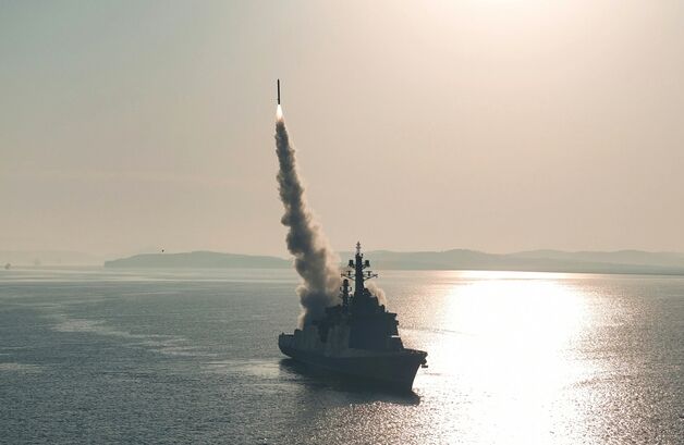 北, 신형 구축함 진수 실패 후 동해로 순항미사일 발사(종합)