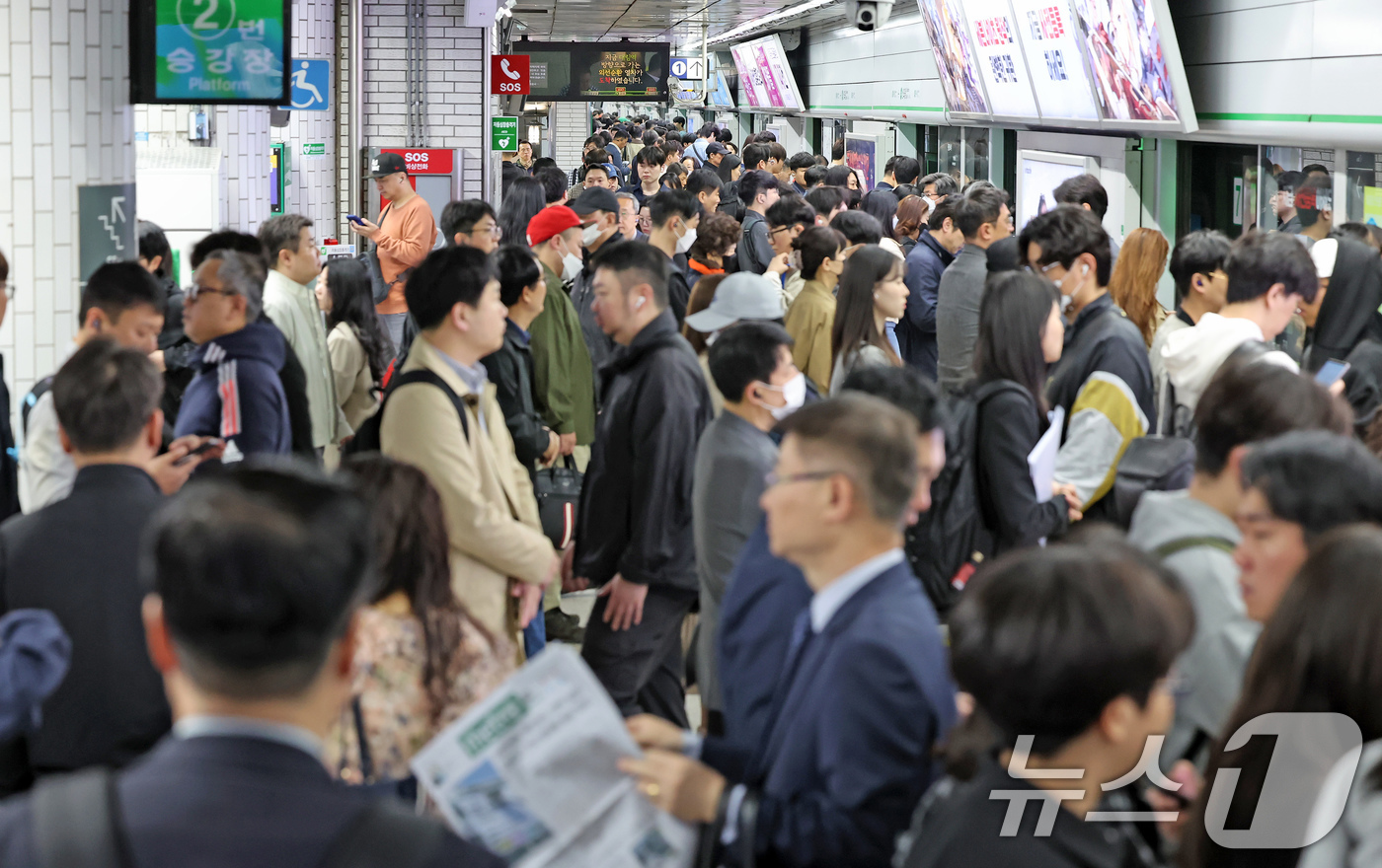 (서울=뉴스1) 장수영 기자 = 서울시 버스노조가 준법투쟁에 돌입한 30일 오전 서울 영등포구 신도림역이 출근길에 나선 시민들로 붐비고 있다.버스노조는 이날 새벽까지 서울시와 임금 …