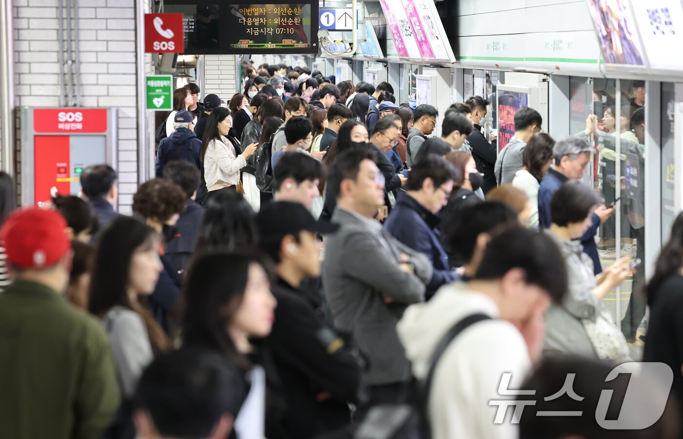 본문 이미지 - 서울시 버스노조가 준법투쟁에 돌입한 30일 오전 서울 영등포구 신도림역이 출근길에 나선 시민들로 붐비고 있다.  2025.4.30/뉴스1 ⓒ News1 장수영 기자