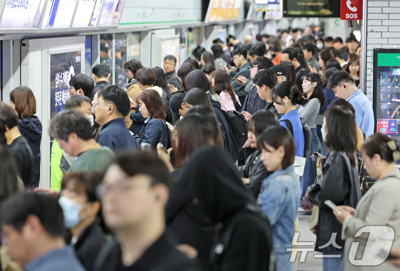 본문 이미지 - 서울시 버스노조가 준법투쟁에 돌입한 30일 오전 서울 영등포구 신도림역이 출근길에 나선 시민들로 붐비고 있다. 2025.4.30/뉴스1 ⓒ News1 장수영 기자