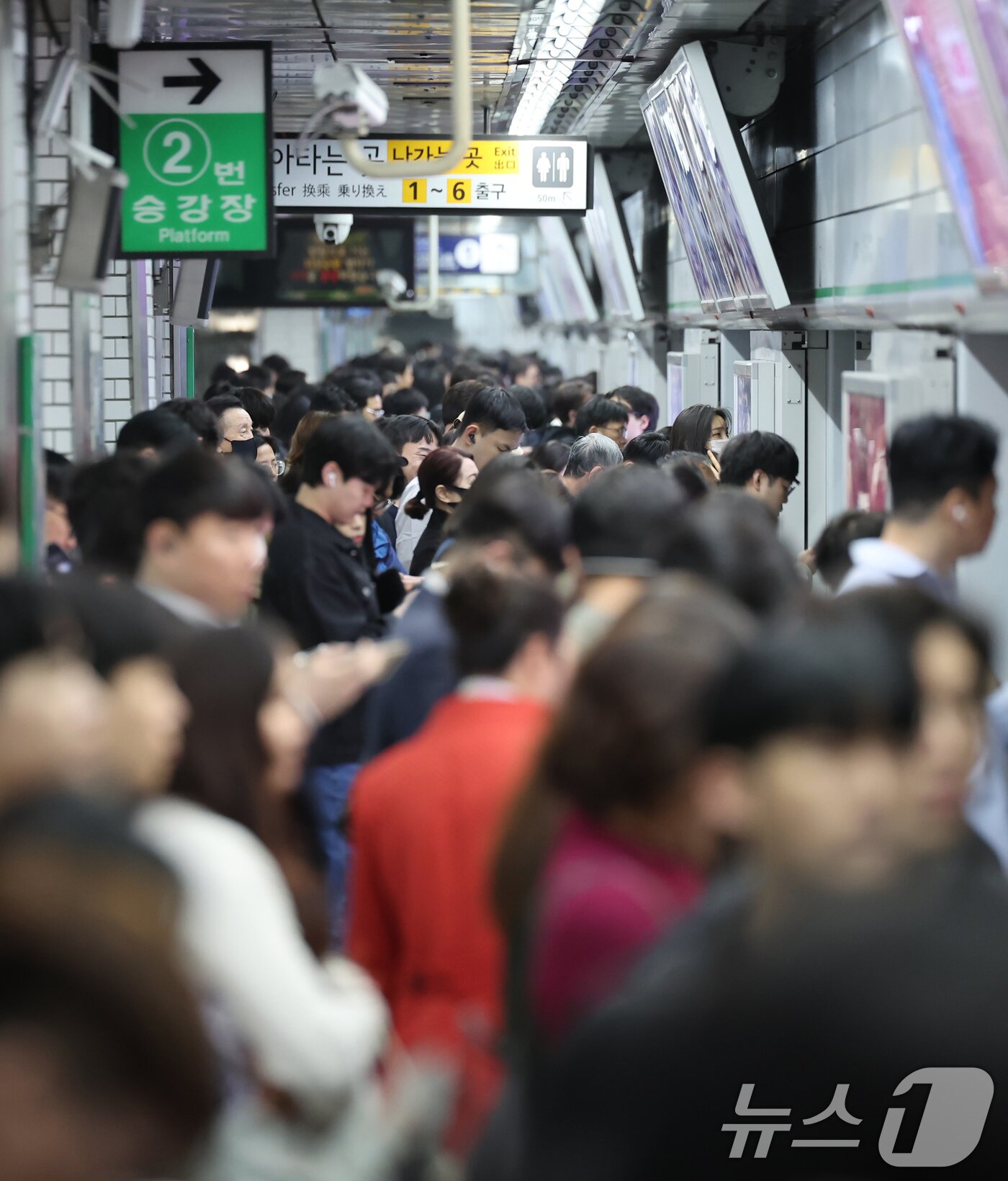 본문 이미지 - 서울시 버스노조가 준법투쟁에 돌입한 30일 오전 서울 영등포구 신도림역이 출근길에 나선 시민들로 붐비고 있다.  2025.4.30/뉴스1 ⓒ News1 장수영 기자