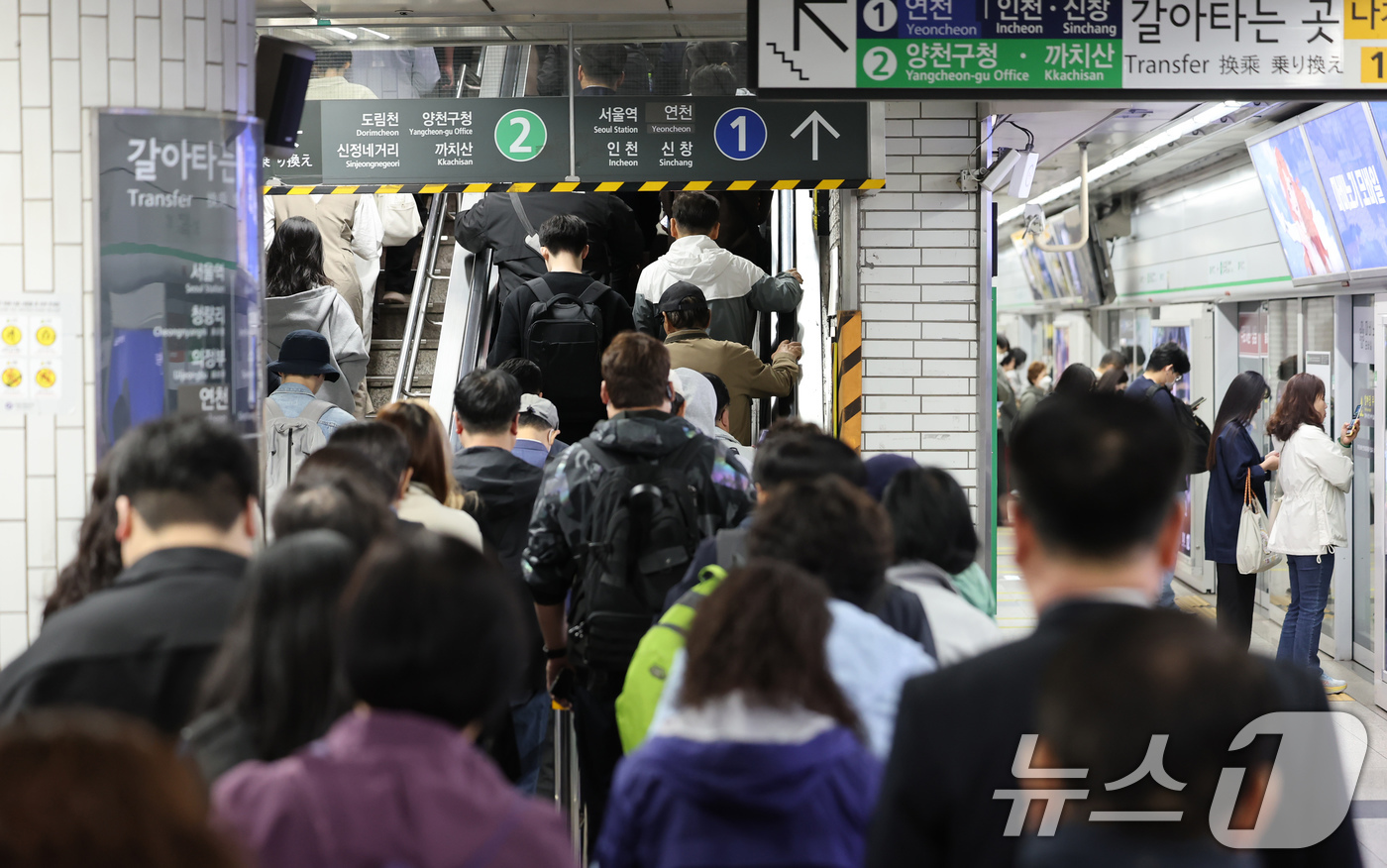 (서울=뉴스1) 장수영 기자 = 서울시 버스노조가 준법투쟁에 돌입한 30일 오전 서울 영등포구 신도림역이 출근길에 나선 시민들로 붐비고 있다.버스노조는 이날 새벽까지 서울시와 임금 …