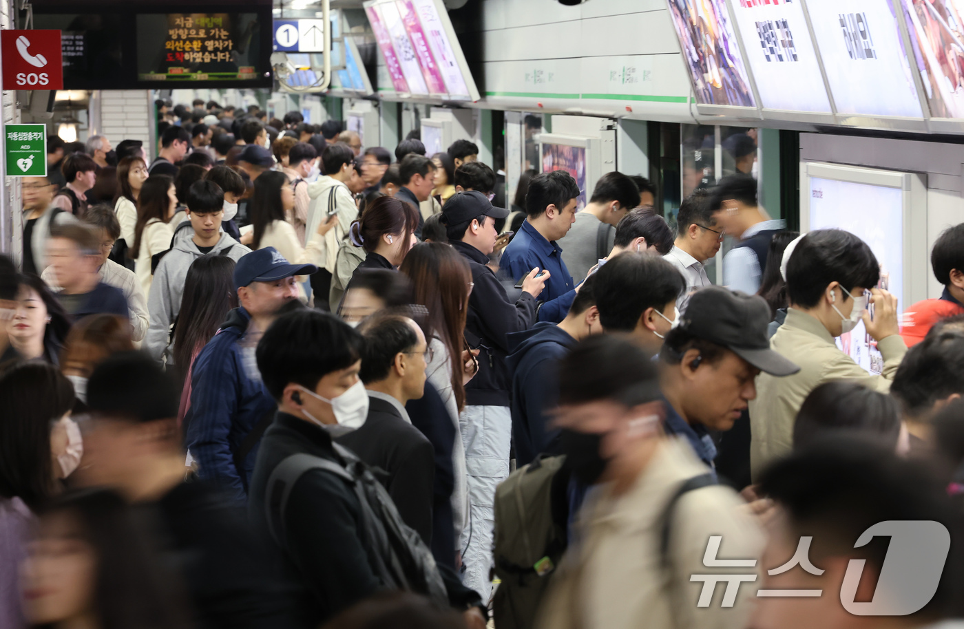 (서울=뉴스1) 장수영 기자 = 서울시 버스노조가 준법투쟁에 돌입한 30일 오전 서울 영등포구 신도림역이 출근길에 나선 시민들로 붐비고 있다.버스노조는 이날 새벽까지 서울시와 임금 …