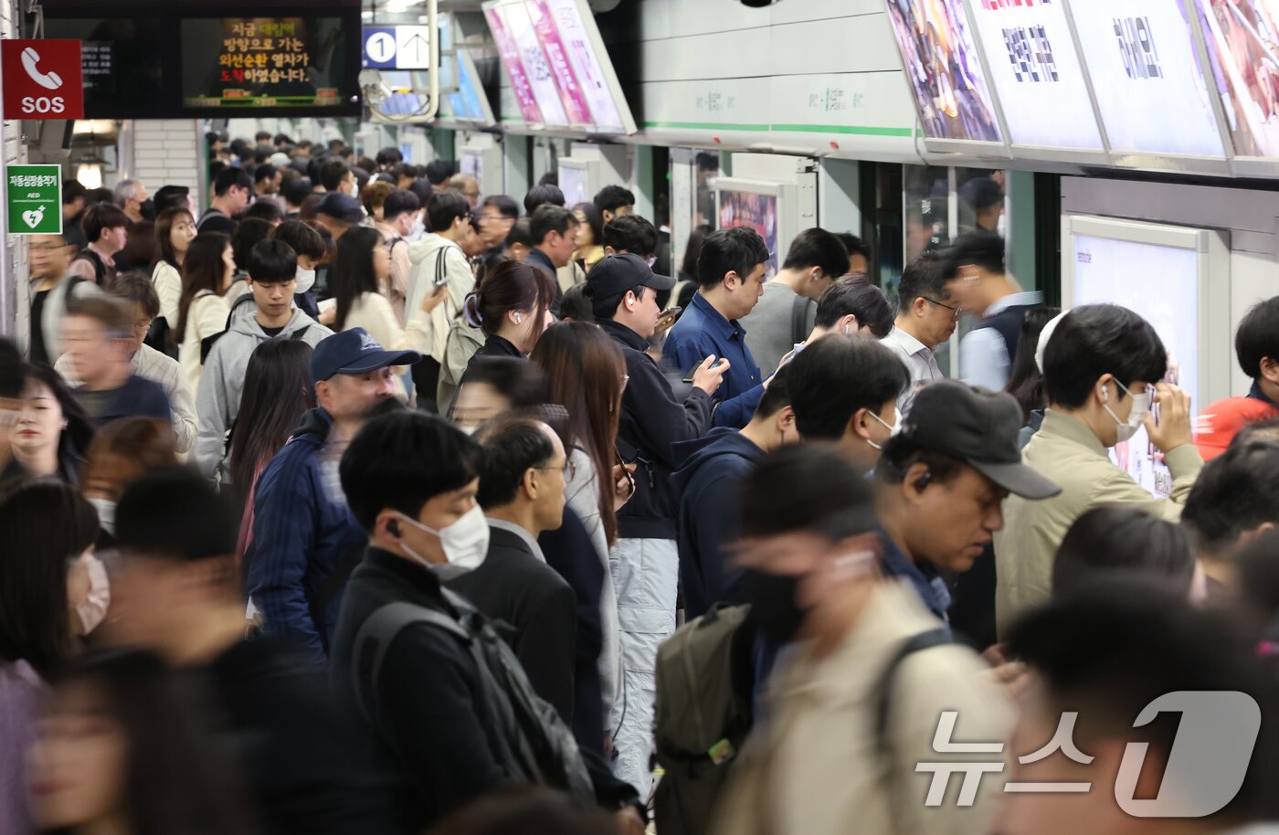 본문 이미지 - 서울시 버스노조가 준법투쟁에 돌입한 30일 오전 서울 영등포구 신도림역이 출근길에 나선 시민들로 붐비고 있다. 2025.4.30/뉴스1 ⓒ News1 장수영 기자