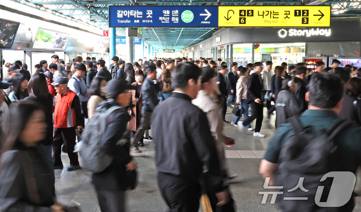 (서울=뉴스1) 장수영 기자 = 서울시 버스노조가 준법투쟁에 돌입한 30일 오전 서울 영등포구 신도림역이 출근길에 나선 시민들로 붐비고 있다.버스노조는 이날 새벽까지 서울시와 임금 …