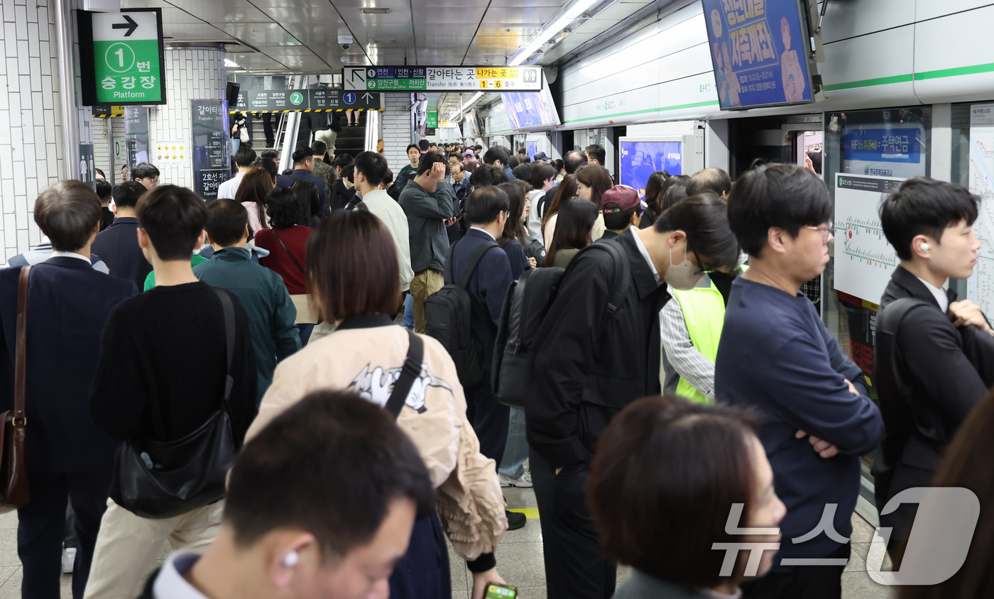 (서울=뉴스1) 장수영 기자 = 서울시 버스노조가 준법투쟁에 돌입한 30일 오전 서울 영등포구 신도림역이 출근길에 나선 시민들로 붐비고 있다.버스노조는 이날 새벽까지 서울시와 임금 …
