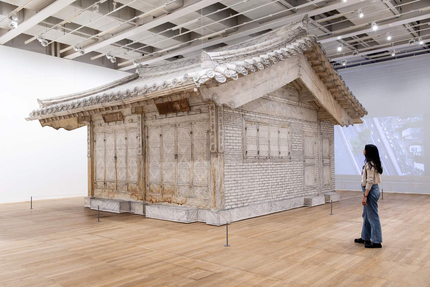 본문 이미지 - '더 제네시스 익스비션: 서도호: 워크 더 하우스(Walk the House)' 영국 테이트 모던 전시 전경(현대자동차그룹 제공). 2025.04.30. Courtesy of the artist, Lehmann Maupin, New York, Seoul and London and Victoria Miro. ⓒDo Ho Suh. Photo ⓒ Tate (Jai Monaghan)