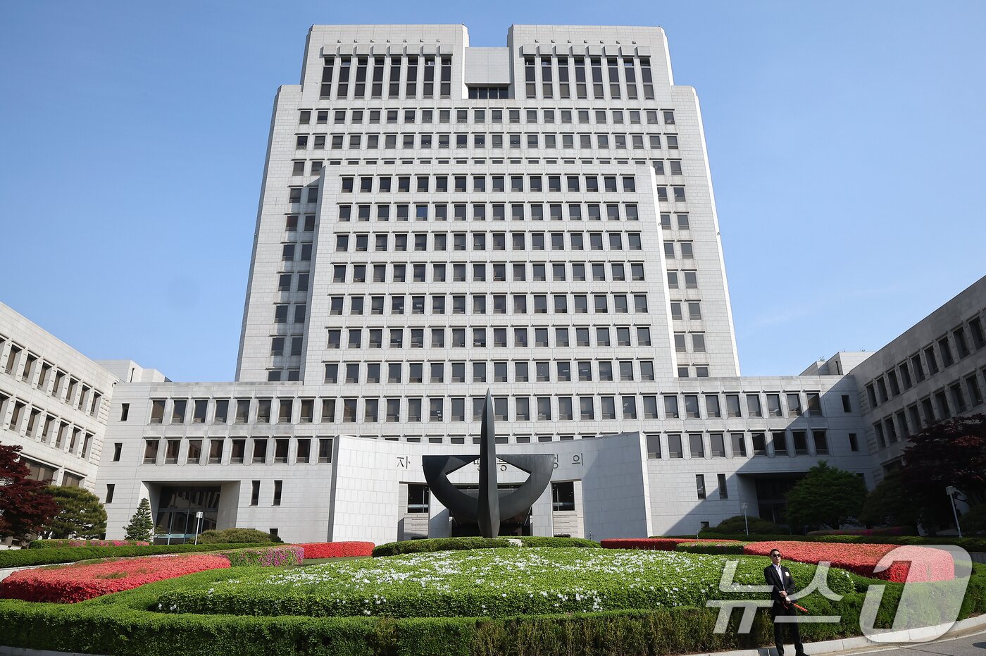 본문 이미지 - 이재명 더불어민주당 대선 후보의 공직선거법 위반 상고심 선고가 5월 1일 오후 3시 대법원 전원합의체에서 내려진다. 이 후보는 지난 20대 대선 과정 당시 대장동·백현동 의혹 관련 발언으로 허위사실 공표 혐의로 기소됐고, 1심은 유죄, 2심은 1심을 뒤집고 무죄를 선고했다. 사진은 30일 오전 서울 서초구 대법원. 2025.4.30/뉴스1 ⓒ News1 김진환 기자