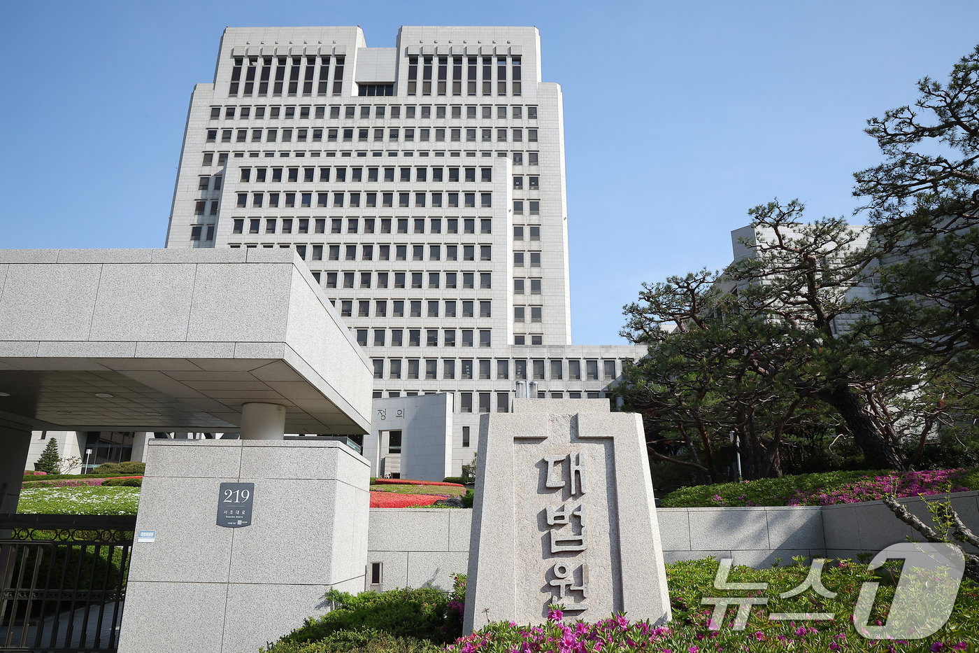 (서울=뉴스1) 김진환 기자 = 이재명 더불어민주당 대선 후보의 공직선거법 위반 상고심 선고가 5월 1일 오후 3시 대법원 전원합의체에서 내려진다.이 후보는 지난 20대 대선 과정 …