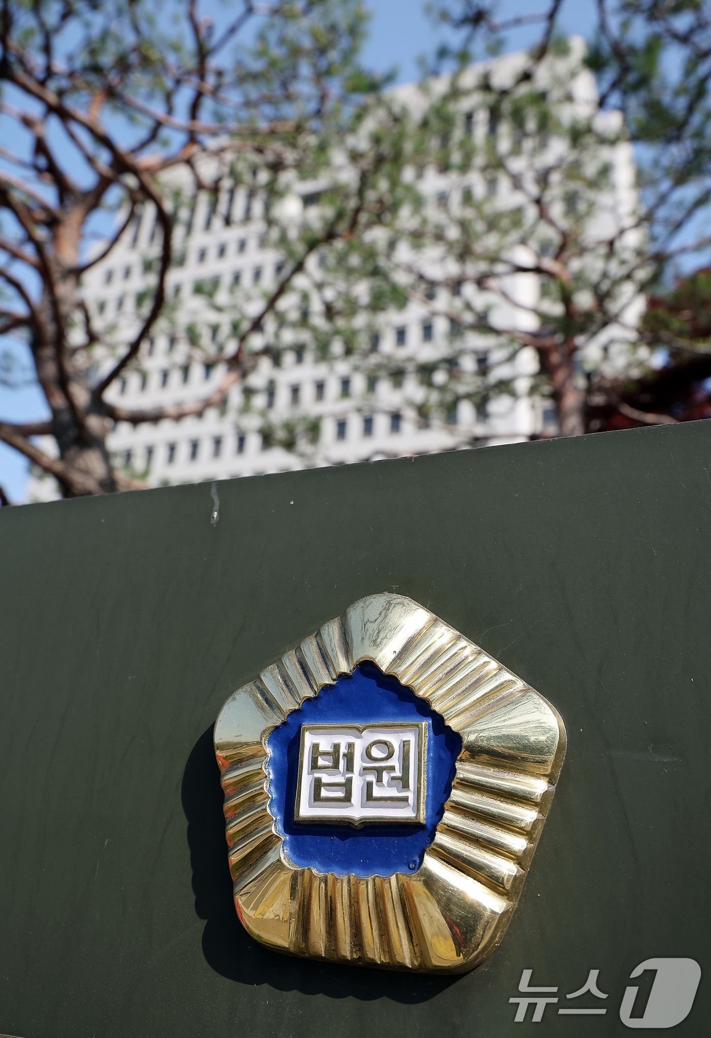 (서울=뉴스1) 김진환 기자 = 이재명 더불어민주당 대선 후보의 공직선거법 위반 상고심 선고가 5월 1일 오후 3시 대법원 전원합의체에서 내려진다.이 후보는 지난 20대 대선 과정 …