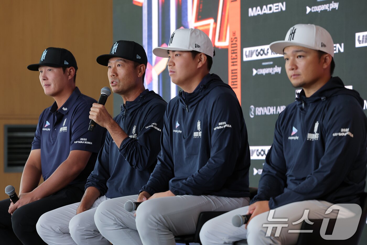 본문 이미지 - 리브 골프 코리아에 나서는 &#39;아이언 헤드 GC&#39;의 &#40;왼쪽부터&#41;대니 리, 케빈 나, 장유빈, 고즈마 지니치로가 30일 오전 인천 연수구 잭니클라우스 골프클럽 미디어센터에서 기자회견을 하고 있다. 2025.4.30/뉴스1 ⓒ News1 박정호 기자