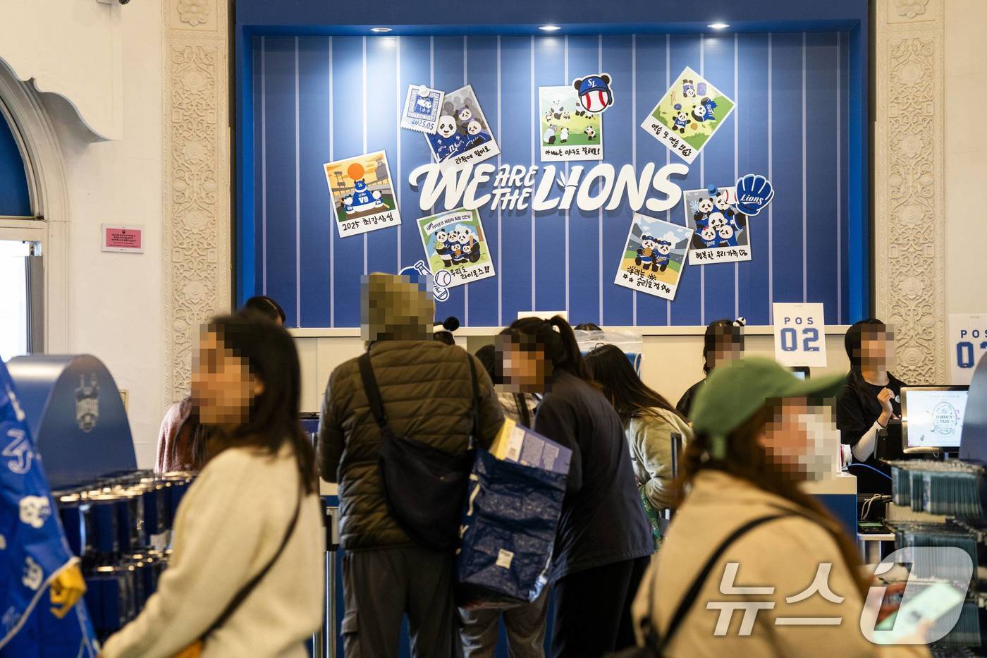 (서울=뉴스1) 이연주 기자 = 삼성물산은 에버랜드의 삼성 라이온즈 스토어가 지난 한 달여간 매일 2천명 이상 방문해 팝업 명소로 떠올랐다고 30일 밝혔다.사진은 팝업 명소로 떠오 …