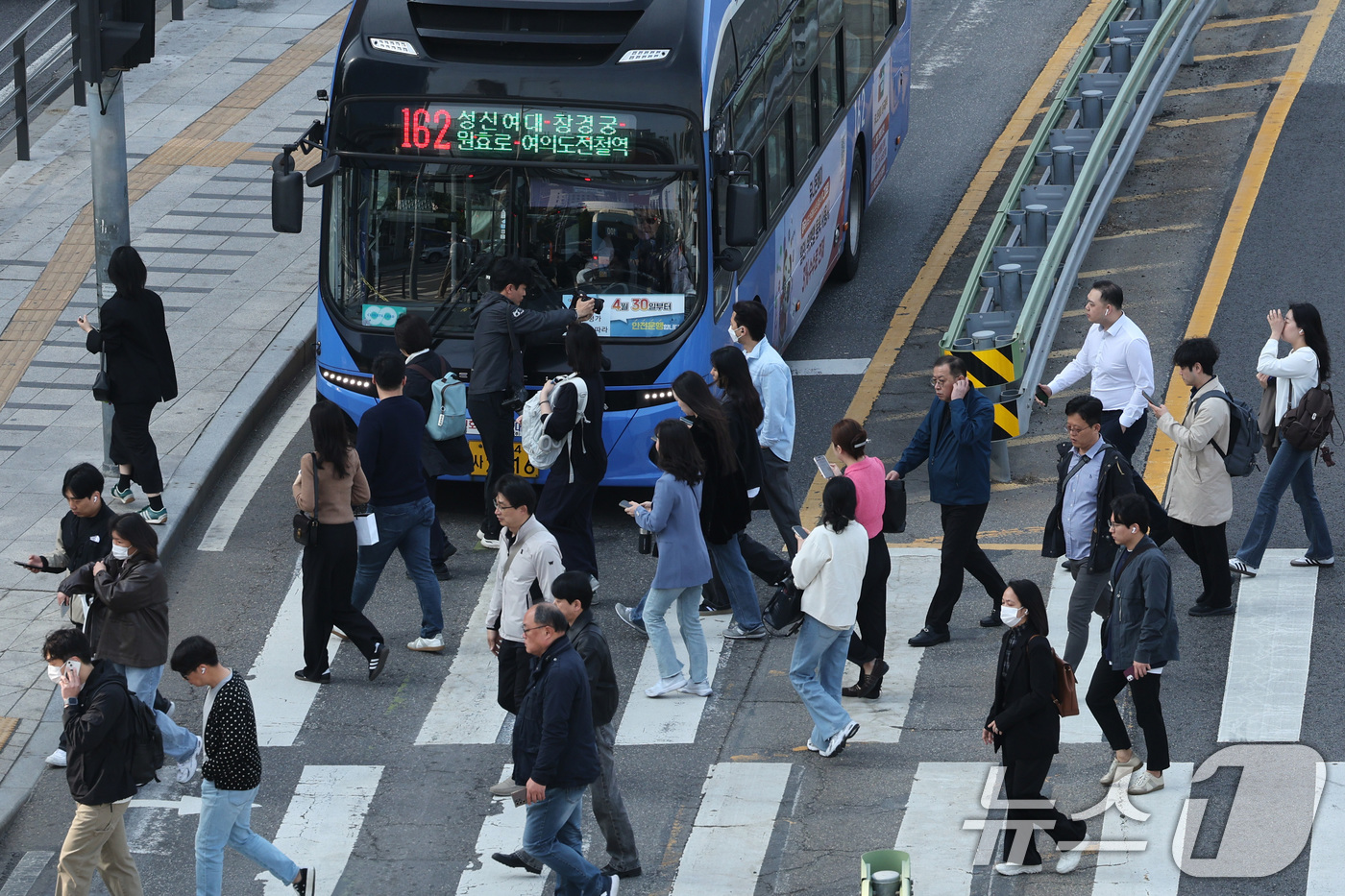 (서울=뉴스1) 신웅수 기자 = 서울시 버스노조가 준법투쟁에 돌입한 30일 오전 서울역 버스환승센터에서 시민들이 버스를 이용해 출근하고 있다.버스노조는 서울시와의 협상이 결렬되면서 …